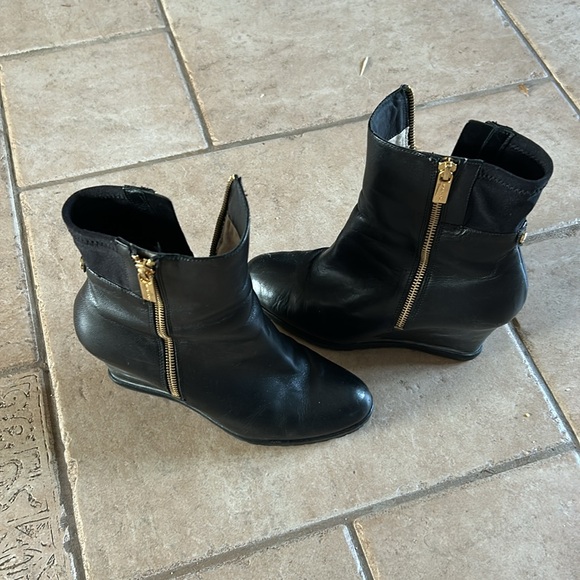 Women’s blackck Michael Kors wedge booties
Size 7M
Like new - Picture 4 of 6